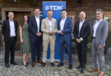 da sx: Peter Miller (TDK), Susanne Ertl (TDK), Matthias Schwendemann (Avnet Abacus), Hagen Goetze (Avnet Abacus), Jonathan Baumgartner (TDK), Dietmar Jaeger (TDK), Peter Arch (TDK)