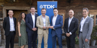 da sx: Peter Miller (TDK), Susanne Ertl (TDK), Matthias Schwendemann (Avnet Abacus), Hagen Goetze (Avnet Abacus), Jonathan Baumgartner (TDK), Dietmar Jaeger (TDK), Peter Arch (TDK)